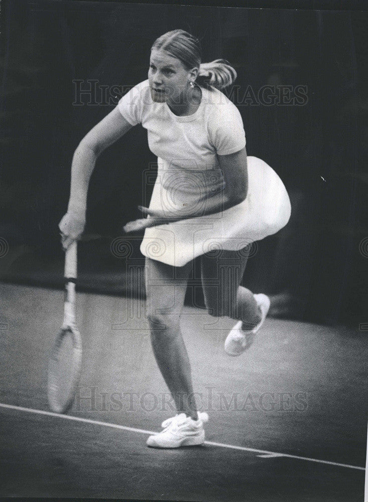 1975 Press Photo Tennis Player Sue Stap River Trails Club Action Shot - Historic Images