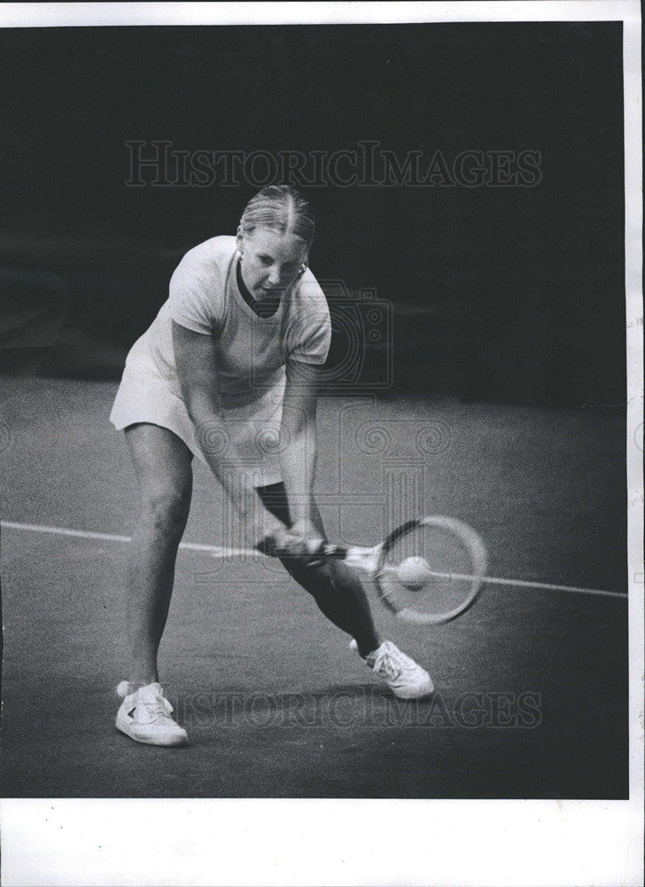 1975 Press Photo River Trails Tennis Club Match Sur Stap Action Shot - Historic Images