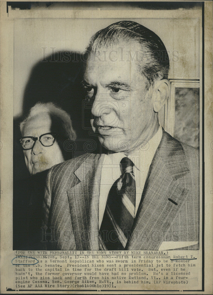 1971 Press Photo Robbert T. Stafford Sworn into US Senate - Historic Images