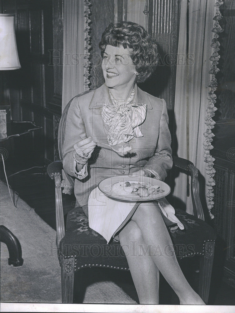 1965 Press Photo of Mrs. Laurence W. Moore of Illinois Masonic Hospital Women Bd - Historic Images