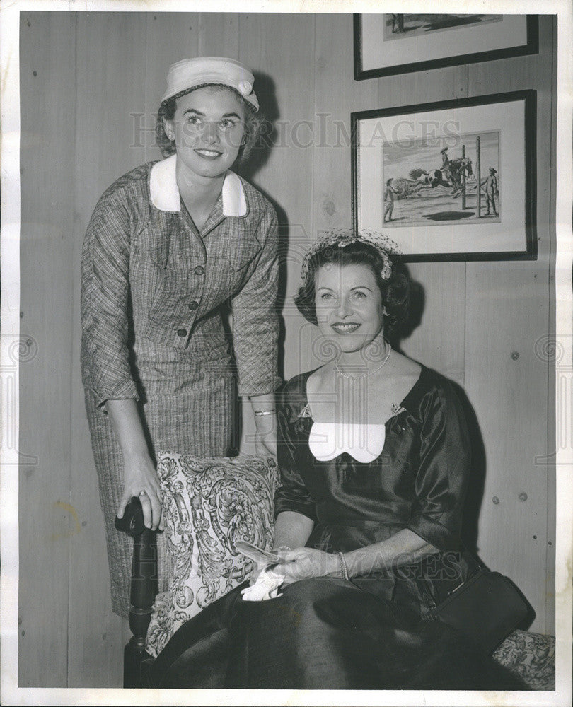 1956 Press Photo of socialites Mrs. Charles Comiskey and Mrs. Laurence Moore - Historic Images