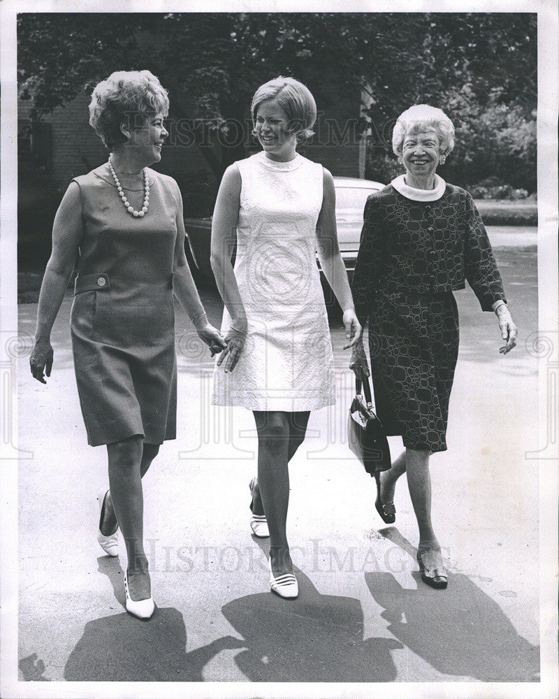 1968 Press Photo Lucy Moore mother Mrs. Aubrey Moore Miss Jane Moore tea - Historic Images