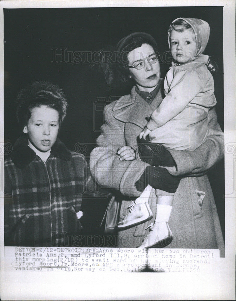 1951 Press Photo Wife Of Missing Correspondent, Lyford Moore, Jr. And Children - Historic Images