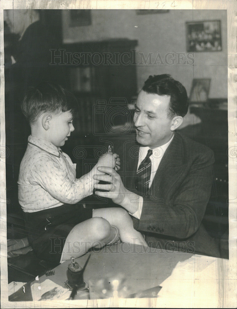 1936 Press Photo Judge Rudolph Desort Entertaining Gordon Mordoff III In Court - Historic Images