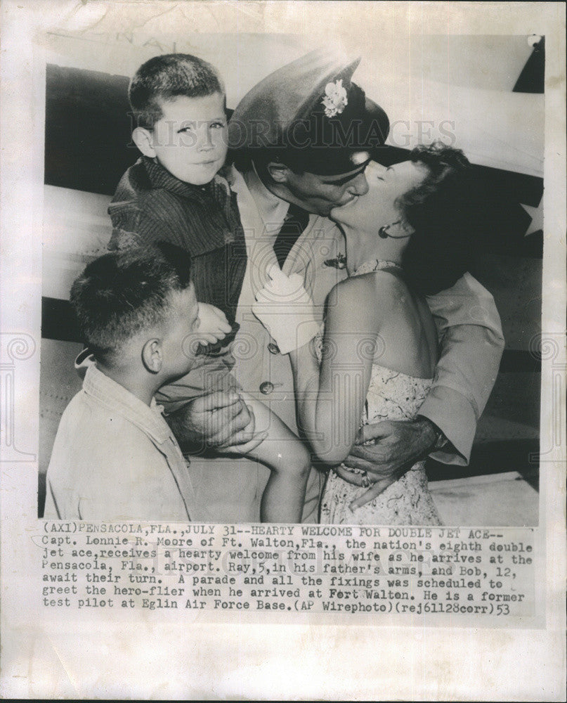 1953 Press Photo of double jet ace Capt. Lennie R. Moore at Ft. Walton - Historic Images