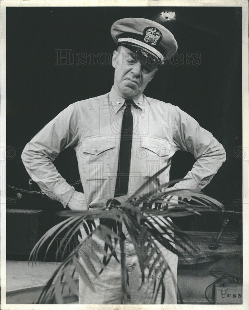 1964 Press Photo Mr Roberts Play Actor Kent More With Potted Palm Scene - Historic Images