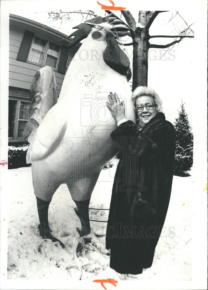 1982 Press Photo Marion Nugent With Large Fiberglass Chicken Mother Of Ted - Historic Images