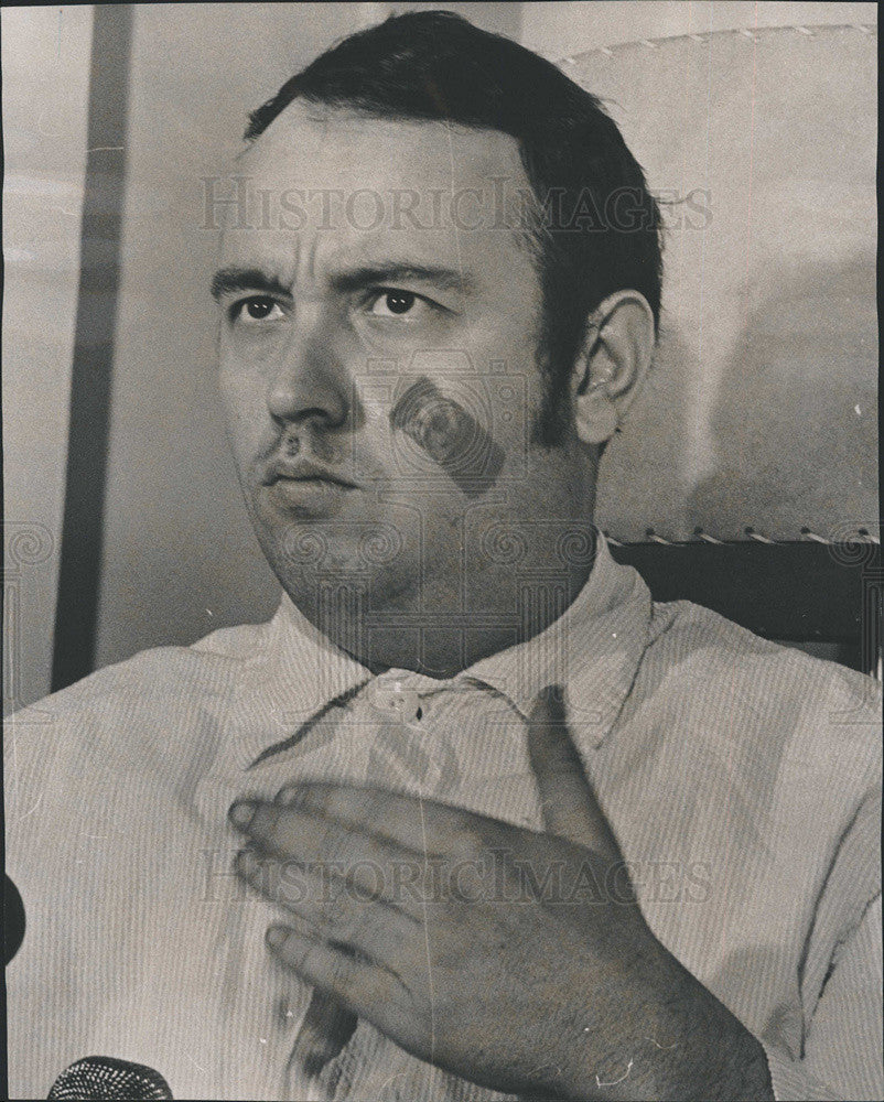 1968 Press Photo Cabbie Shot During Hold Up Phillip Nowak Speaking To Press - Historic Images