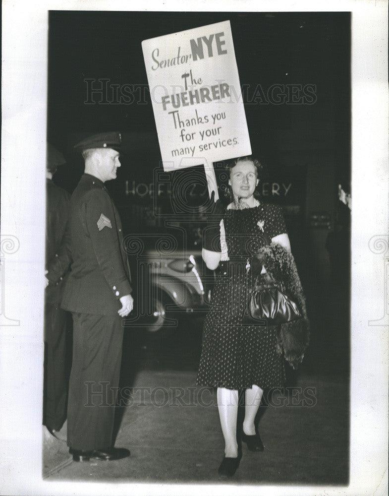 1941 Press Photo Protest Against Senator Gerald Nye in NY - Historic Images