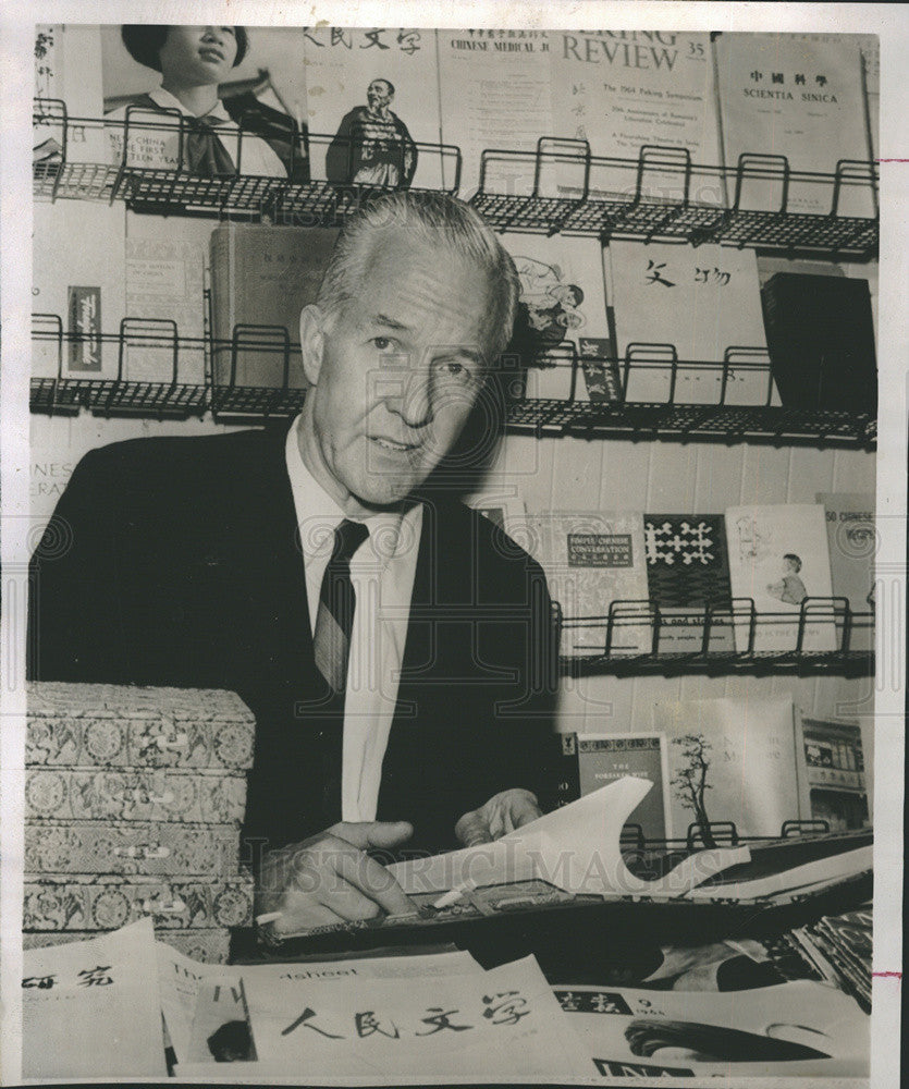 1964 Press Photo Henry Noyes Proprietor Chinese book shop trade with Reds - Historic Images