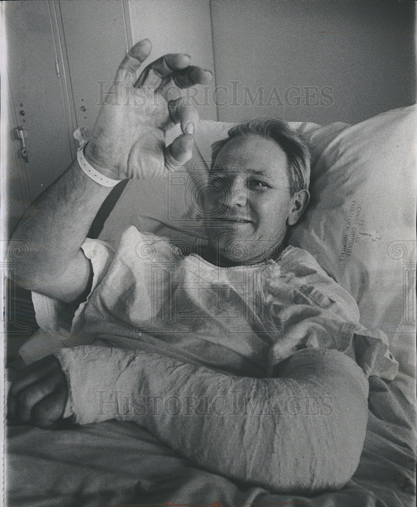 1967 Press Photo Nelson A. Minor candidate for Alderman fell &amp; injured his wrist - Historic Images