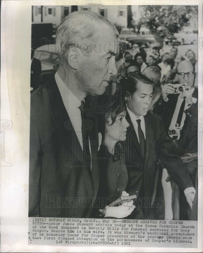 1961 Press Photo Actor James Stewart and wife at funeral services for Gary - Historic Images