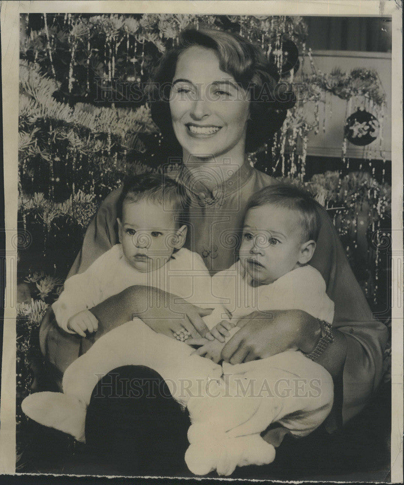 1951 Press Photo 7 month old twins Kelly &amp; Judy wait with mom Gloria for Dad - Historic Images