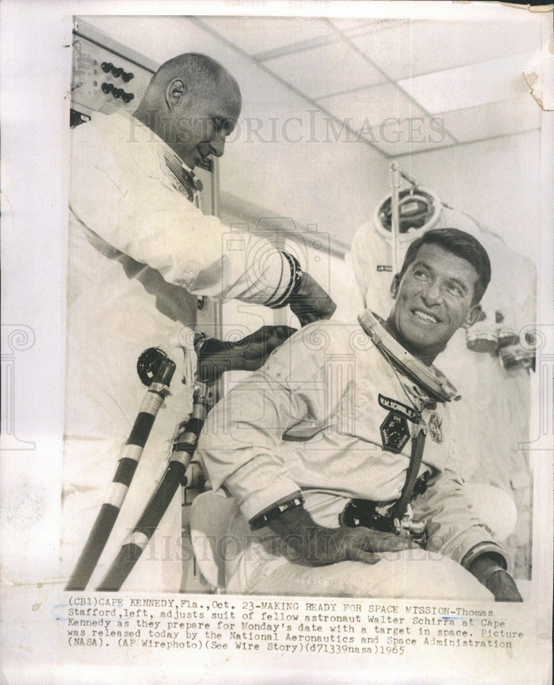 1965 Press Photo Astronaut Thomas Stafford Suit Walter Schirra Cape Kennedy - Historic Images