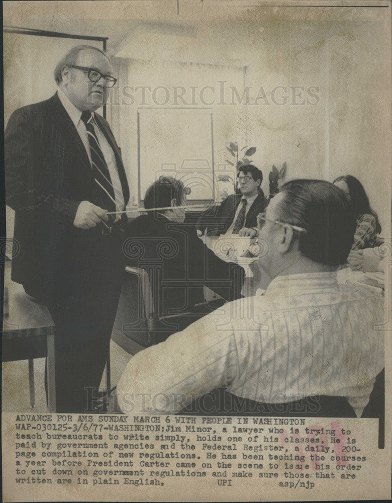 1977 Press Photo Lawyer Jim Minor teaches writing classes to bureaucrats. - Historic Images