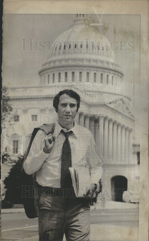 1974 Press Photo Edward Mezvinsky Iowa Representative with Capital in Background - Historic Images