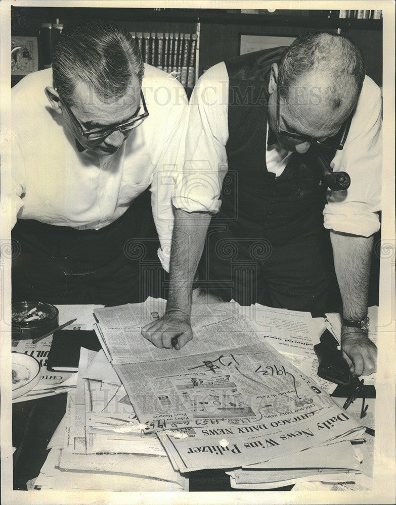 1963 Press Photo John Stanton and Lawrence S. Fimning with Daily News editorial - Historic Images