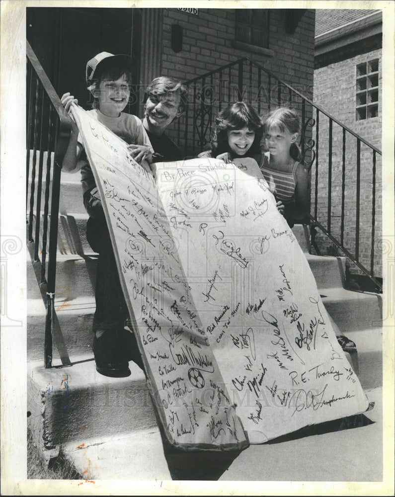 1984 Press Photo Classmates Of Keith Stanislawski With Get Well Card For Him - Historic Images