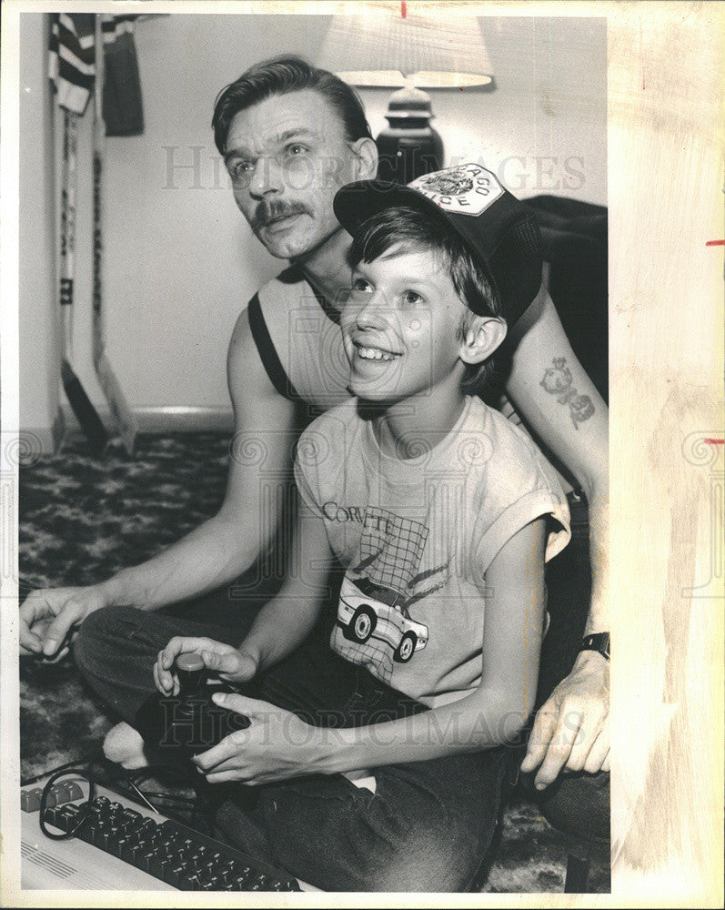 1984 Press Photo Keith Stanislawski Plays Computer Games With Dad Wayne - Historic Images