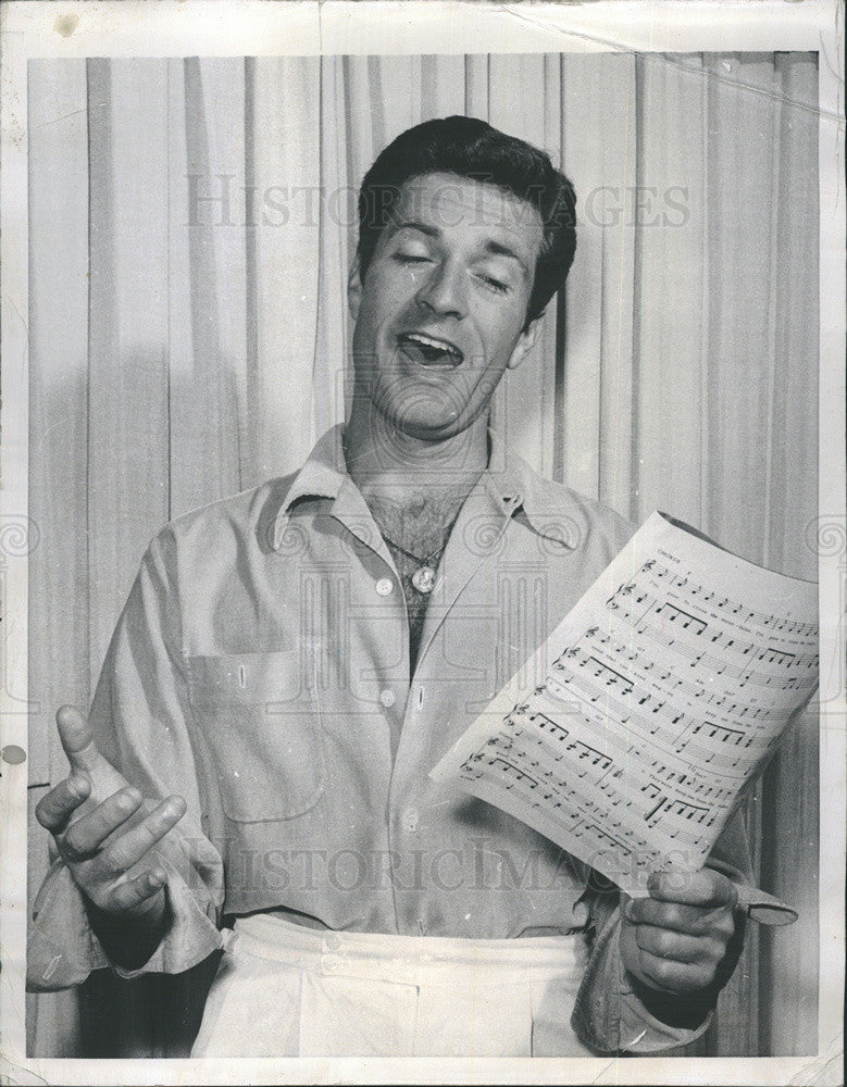 1956 Press Photo Actor Hugh O&#39;Brian Taking Singing Lessons Character Wyatt Earp - Historic Images