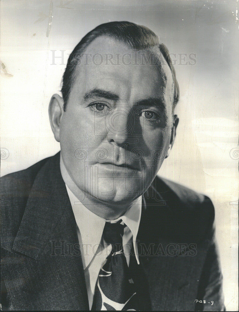 1945 Press Photo Pat O&#39;Brien stars in &quot;The Navy Comes Through.&quot; - Historic Images