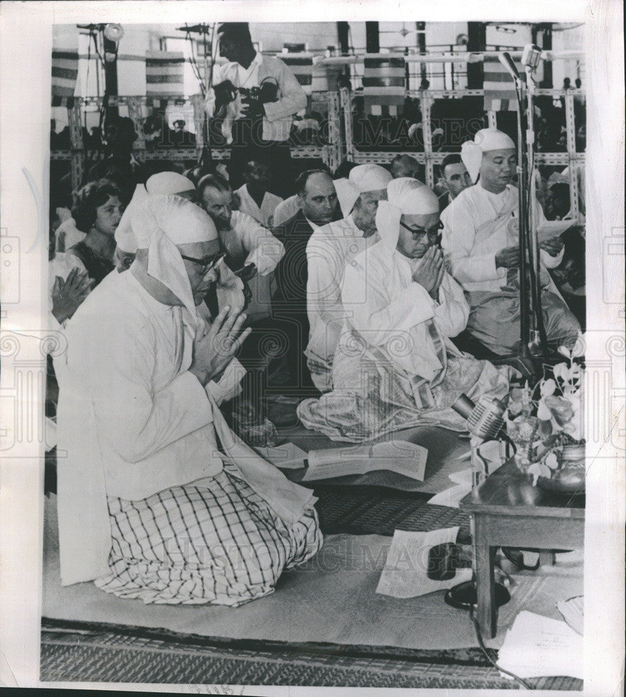 1961 Press Photo Prime Minister U Nu of Burma Prays in Rangoon - Historic Images