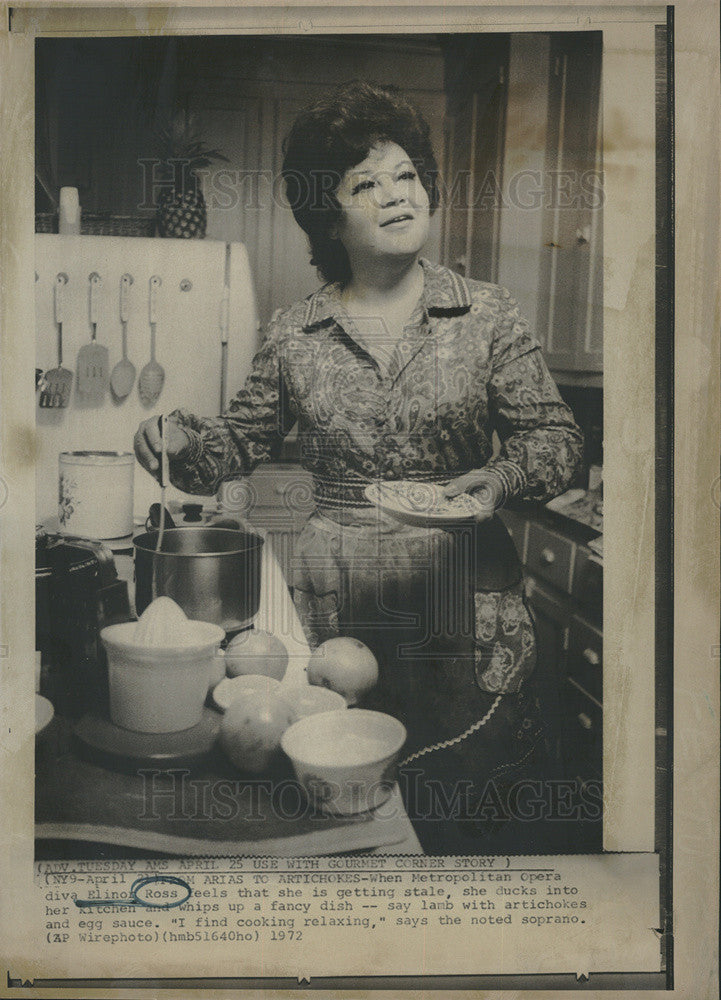 1972 Press Photo Metropolitan Opera Singer Elinos Ross Cooks - Historic Images