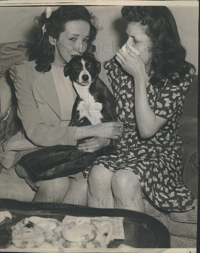 1945 Press Photo Widow Dead Dog Daughters Mary Blanchard Jacqueline Miller Cry - Historic Images