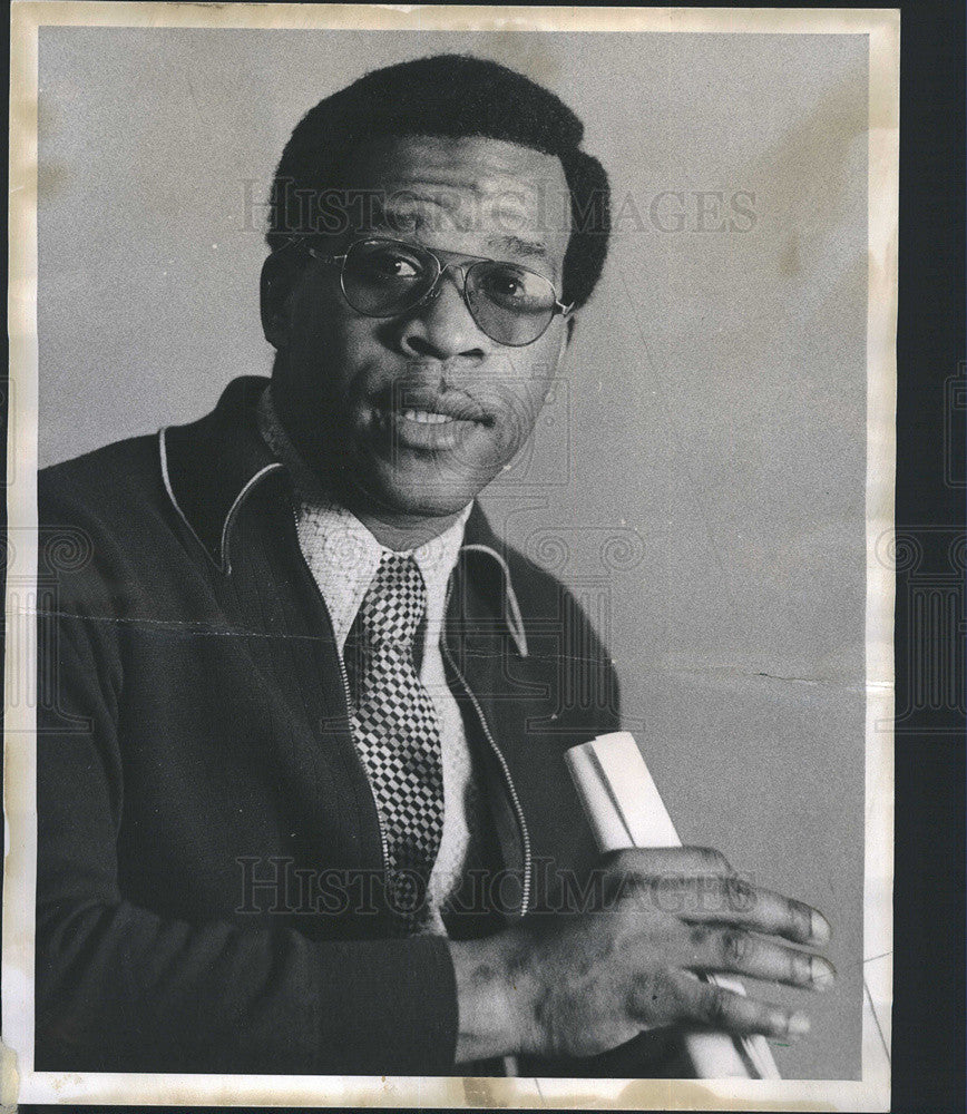 1974 Press Photo Northeastern Illinois University Veterans Coordinator Ross - Historic Images