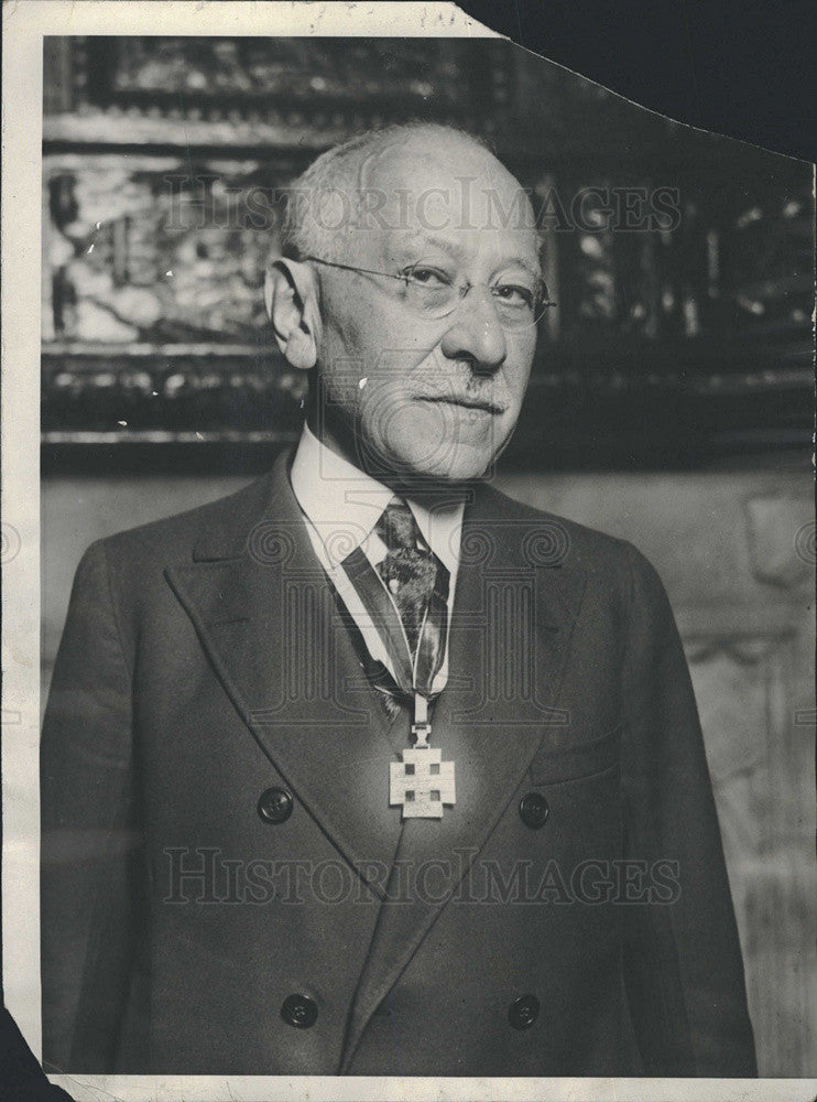 1954 Press Photo Julius Rosenwald wearing Austrian Grand insignia of honor - Historic Images