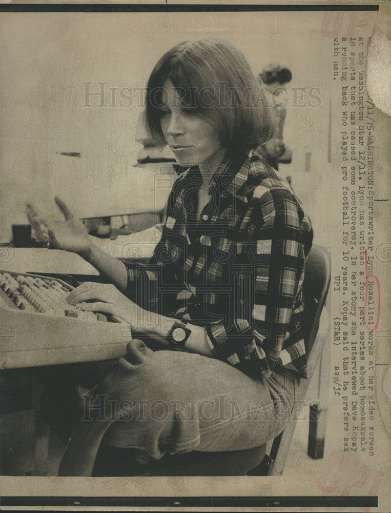 1975 Press Photo Sportswriter Lynn Rosellini At Washington Star Desk - Historic Images