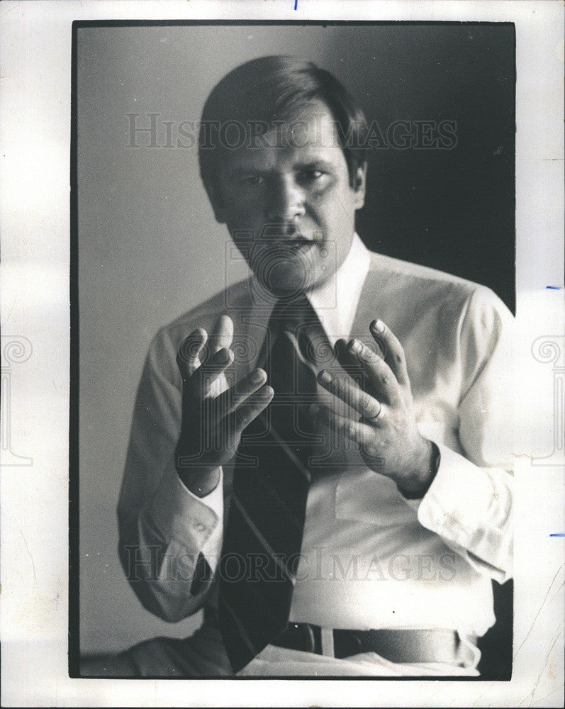 1974 Press Photo Daily News Financial Columnist Robert Rosefsky Talking - Historic Images