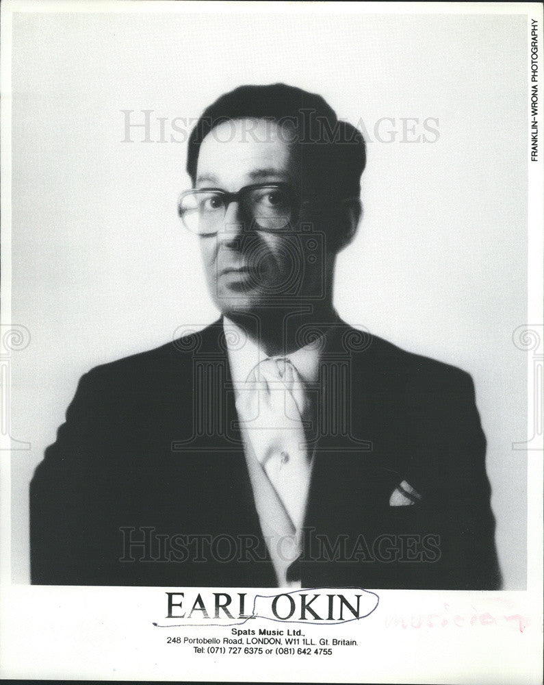 Press Photo Musician Earl Okin Portrait Wearing Suit Glasses - Historic Images