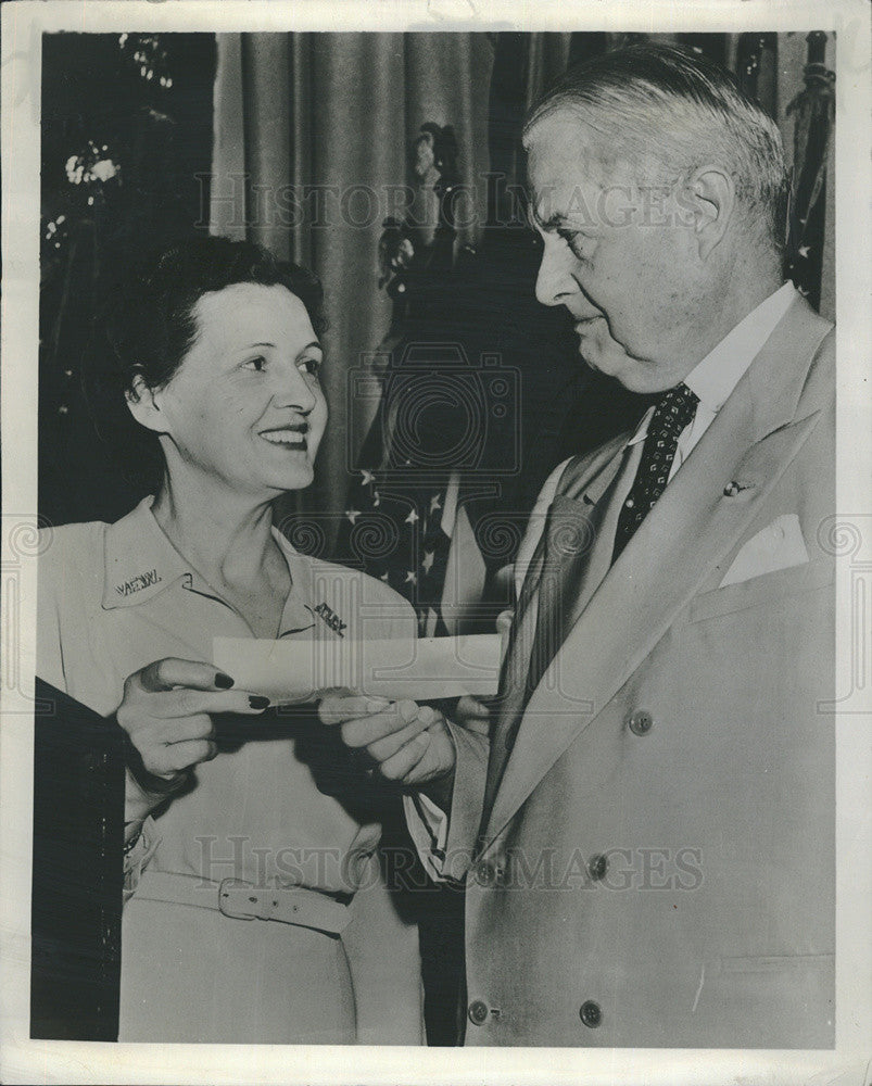 1956 Press Photo Mrs Sherman Olson Accepting Check From Ulysses Grant III - Historic Images