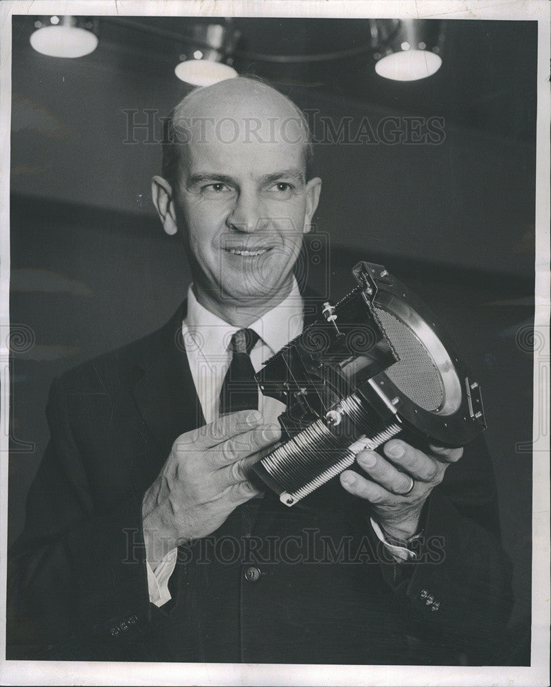 1964 Press Photo Dr. Walter T. Olson Ion Cutaway Engine Demonstration Chicago - Historic Images