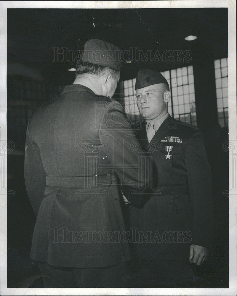 1968 Press Photo Marine Lt. Spencer F. Olsen received  a silver star for bravey - Historic Images