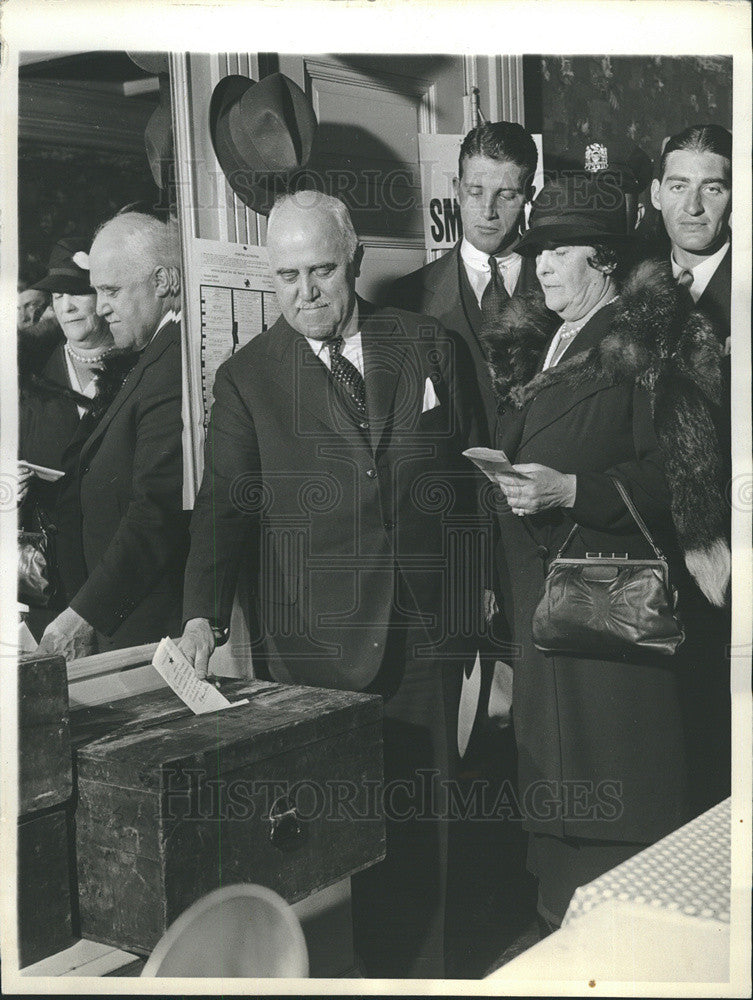 1933 Press Photo Mayor John P. O&#39;Brien and family casting thier ballots. - Historic Images