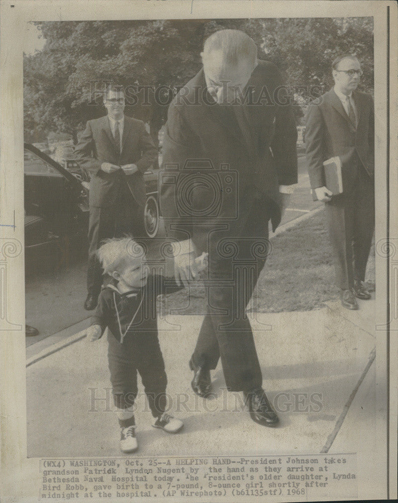 1968 Press Photo President Johnson Takes Hand Of Grandson Patrick Lyndon Nugent - Historic Images