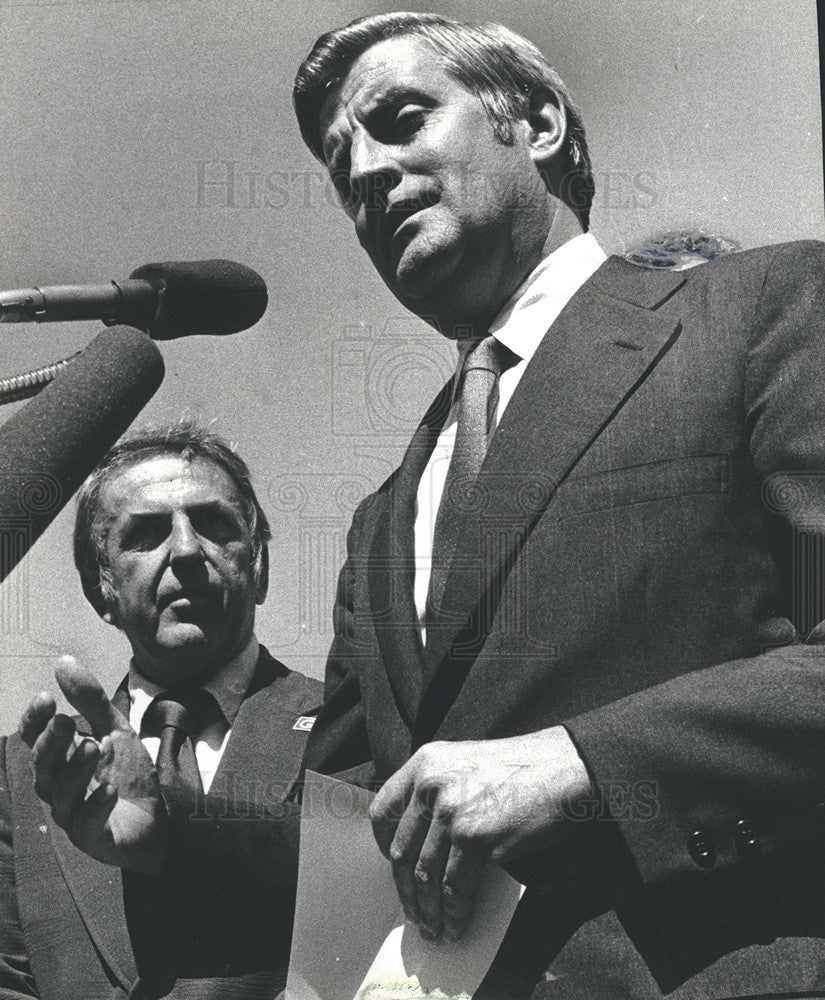 1978 Press Photo Vice President Walter Mondale In Chicago With Congressman Mikva - Historic Images