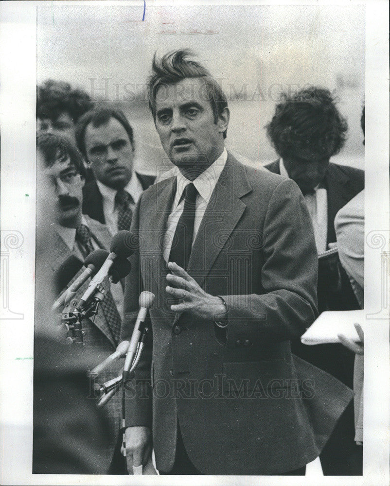 1976 Press Photo Vice President Candidate Walter Mondale In Chicago, Midway - Historic Images