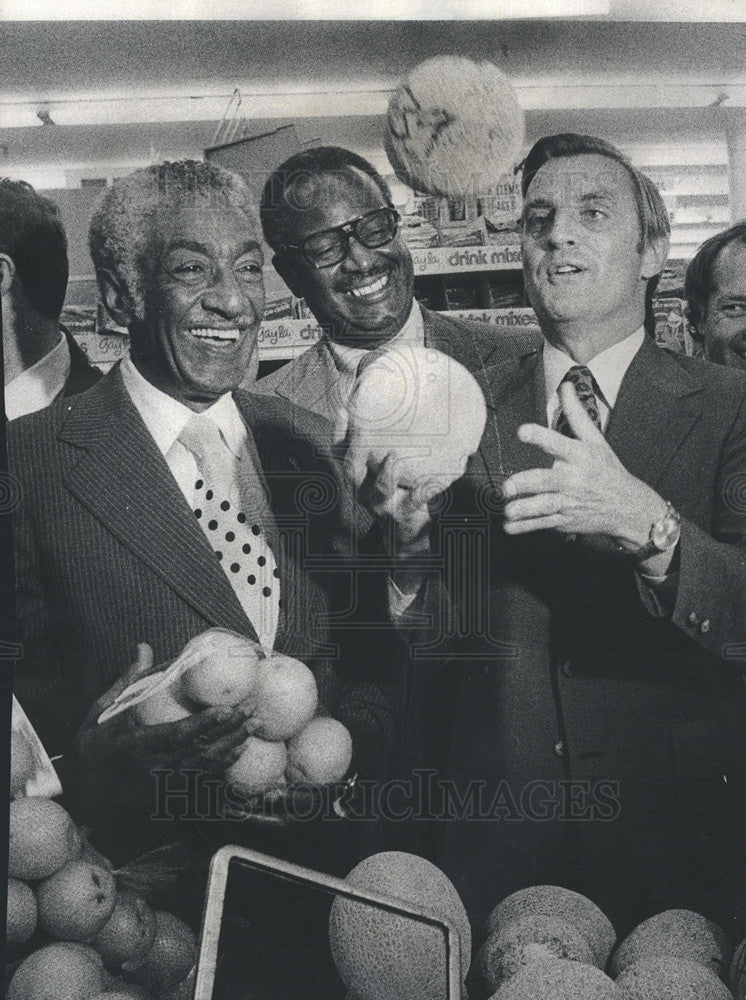 1976 Press Photo VP Candidate Walter Mondale With Illinois Rep.Ralph Metcalfe - Historic Images