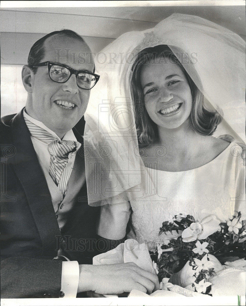 1966 Press Photo Mr &amp; Mrs John K Nots Jr after Wedding Ceremony - Historic Images