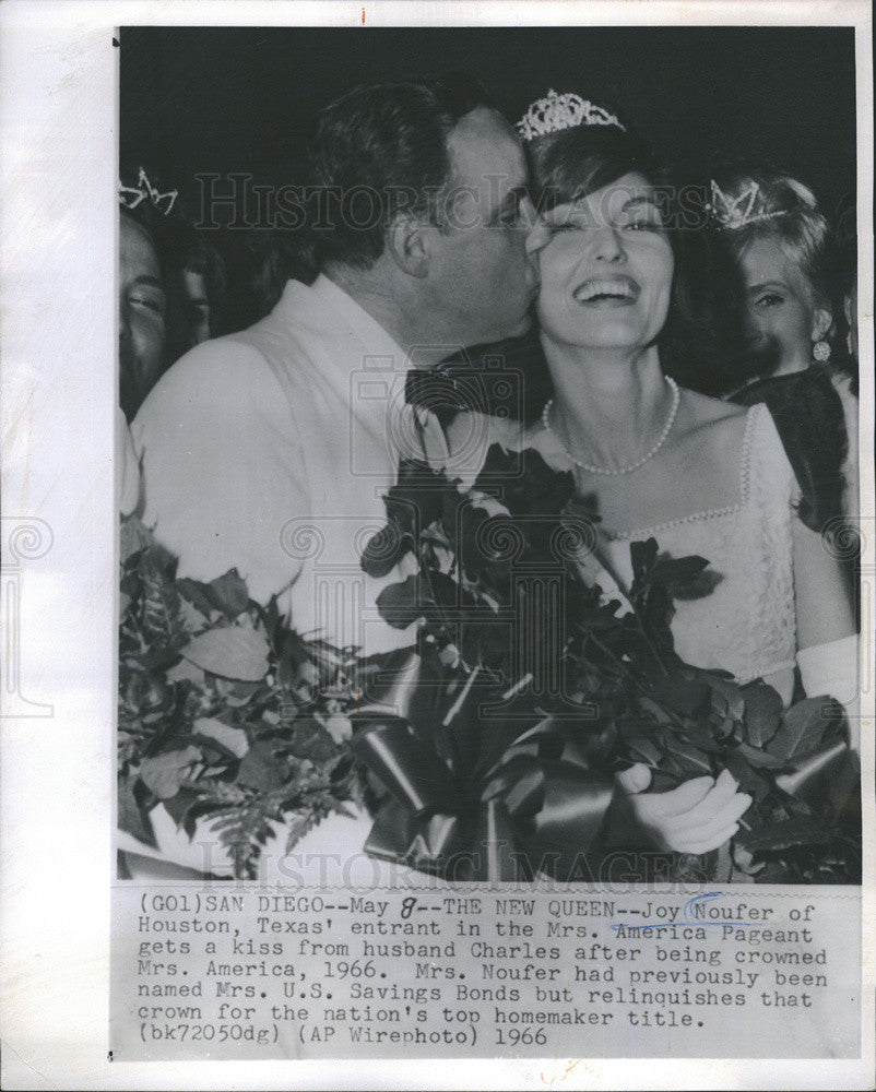 1966 Press Photo Joy Noufer of Texas Crowned Mrs America Pageant in San Diego - Historic Images