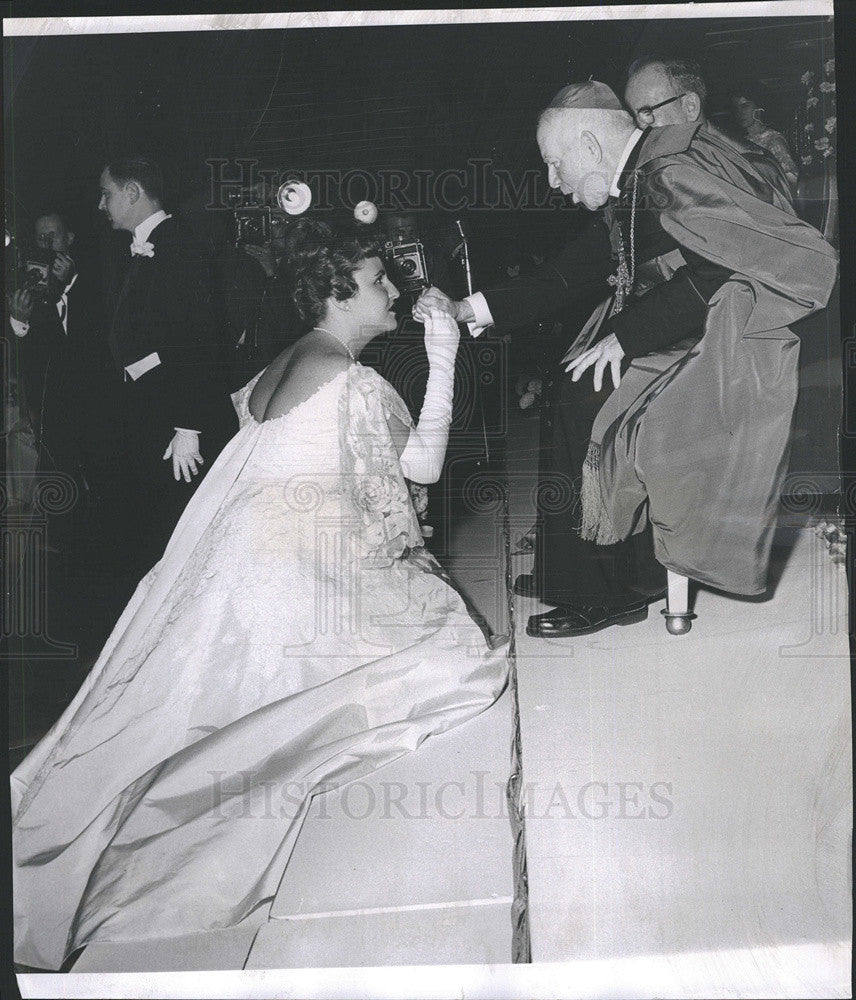 1959 Press Photo Phyllis Ann Notaro kneels before Archbishop William O&#39;Brien - Historic Images