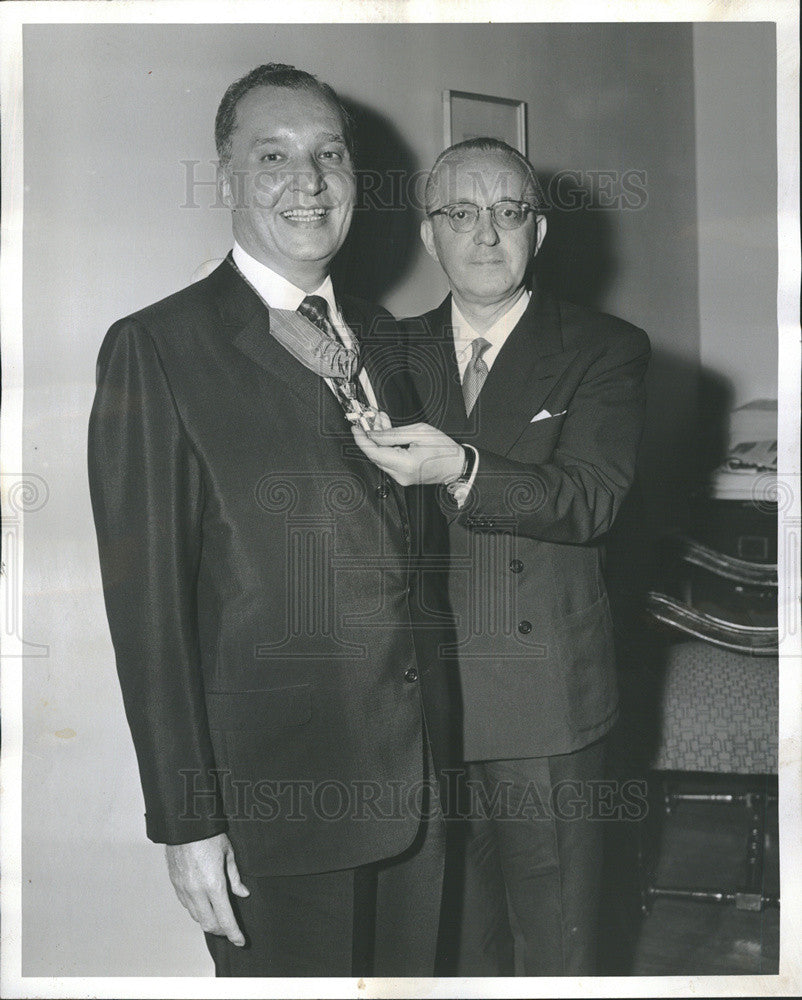 1959 Press Photo Michael Notaro receives medal of Commendatore of the Republic o - Historic Images