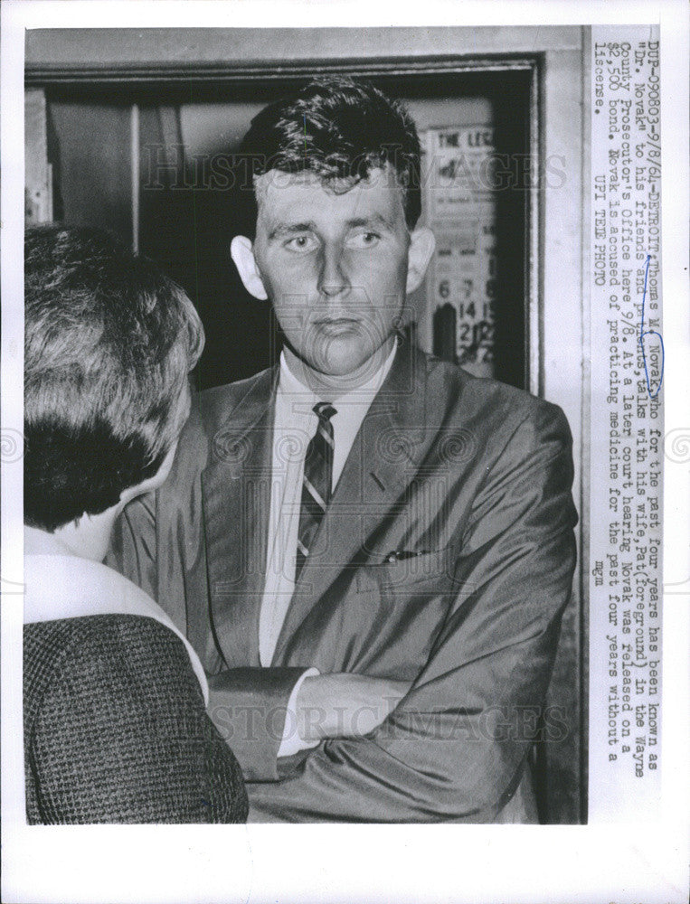 1964 Press Photo Thomas M. Novak &quot;Dr. Novak&quot;, talks with his wife Pat - Historic Images