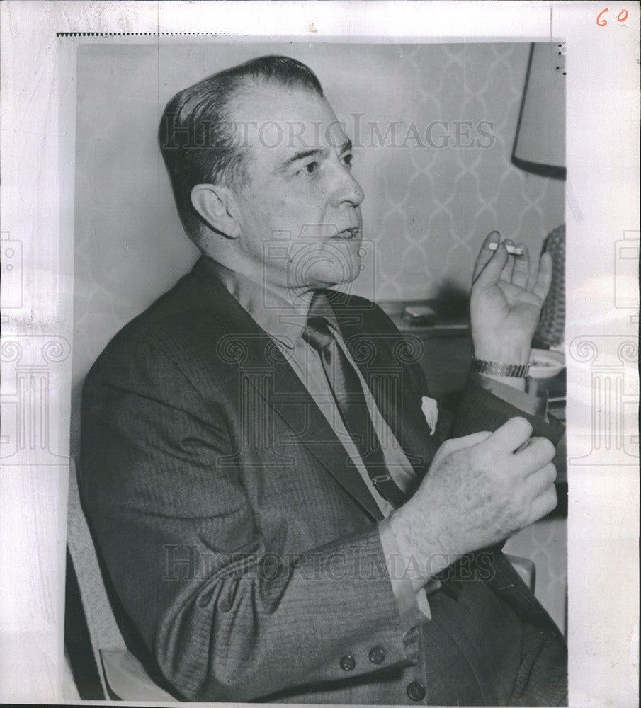 1960 Press Photo Actor Ramon Navarro gives an interview after battling pneumonia - Historic Images