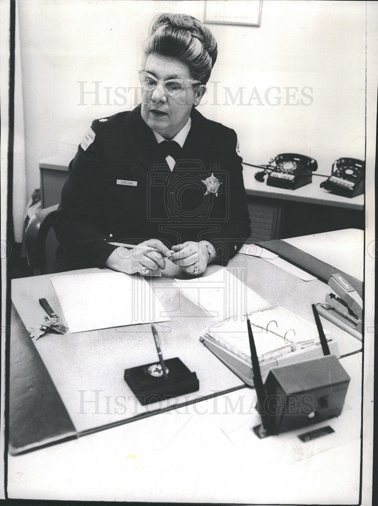 1972 Press Photo Police Lt Marilynn O&#39;Regan Receives Promotion - Historic Images