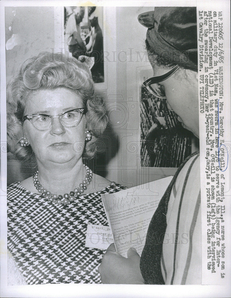 1965 Press Photo Mrs Dorothy O&#39;Neill nurse sworn in Agency for International Dev - Historic Images