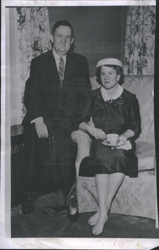 1956 Press Photo Mrs. William Oneill Wife of Attorney General relaxing - Historic Images